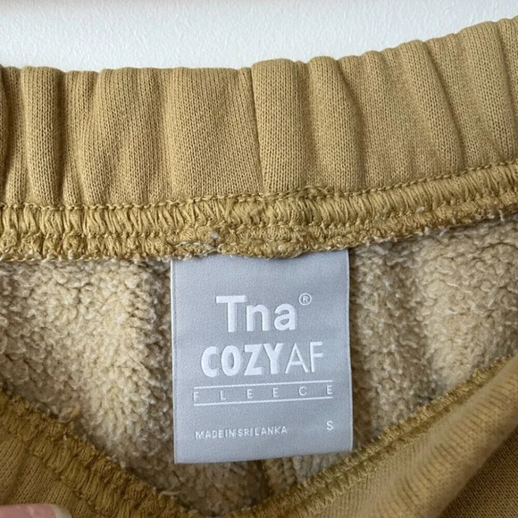 Aritzia TNA cozy AF Fleece Shorts in Sand Bluff Tan Size Small - Picture 4 of 4